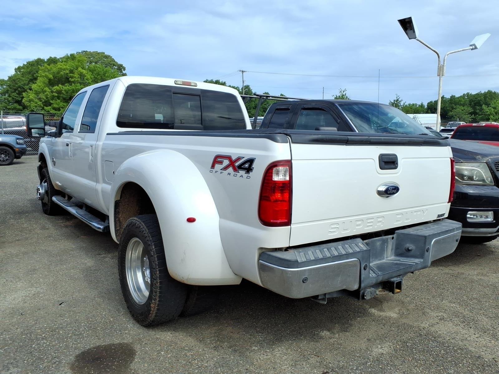 Used 2015 White Platinum Metallic Tri-Coat Ford Platinum image 3