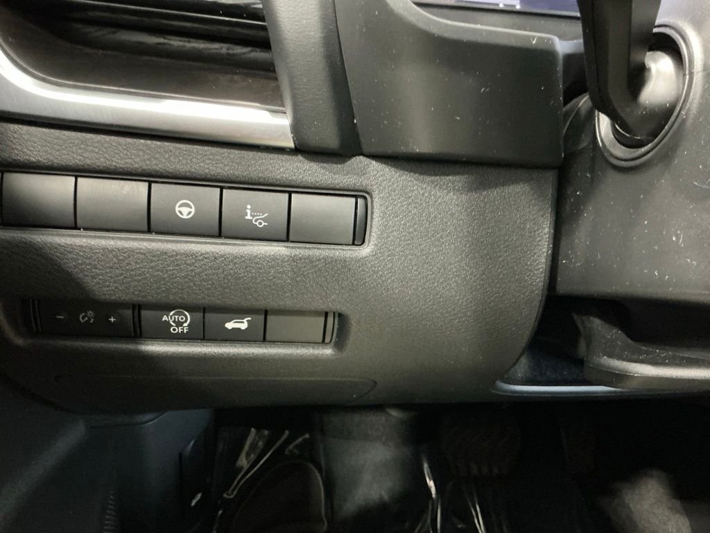 Used 2023 Gold Nissan Platinum image 38