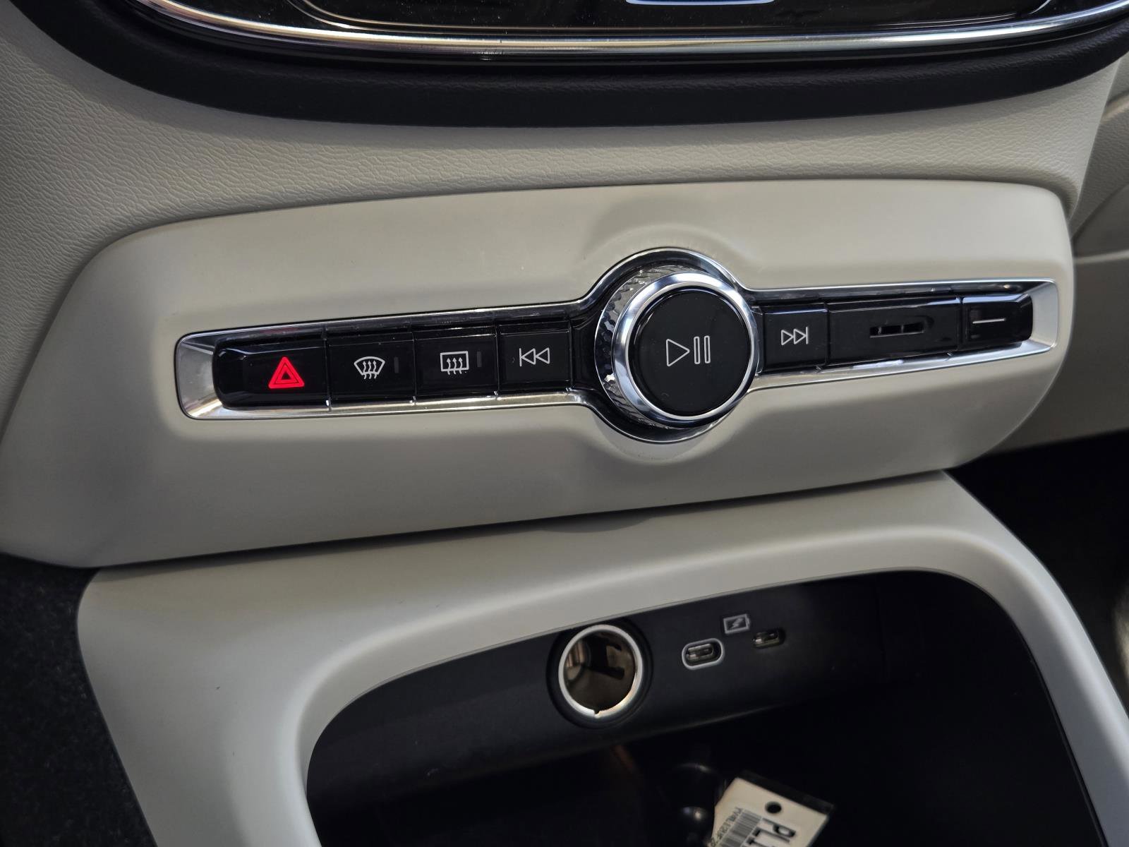 Used 2023 Crystal White Volvo Ultimate Bright Theme image 21