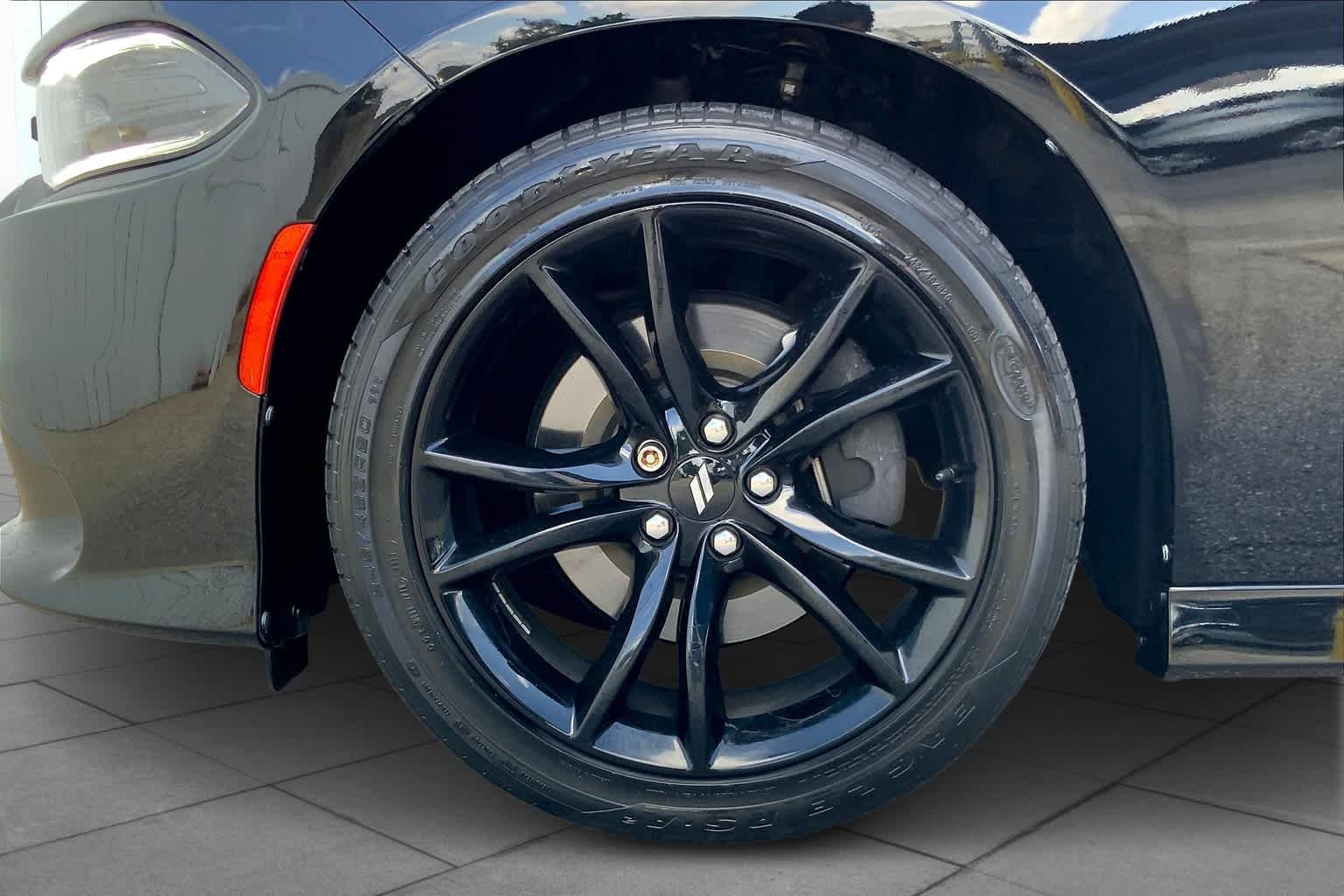 Used 2018 Pitch Black Clearcoat Dodge SXT Plus image 10