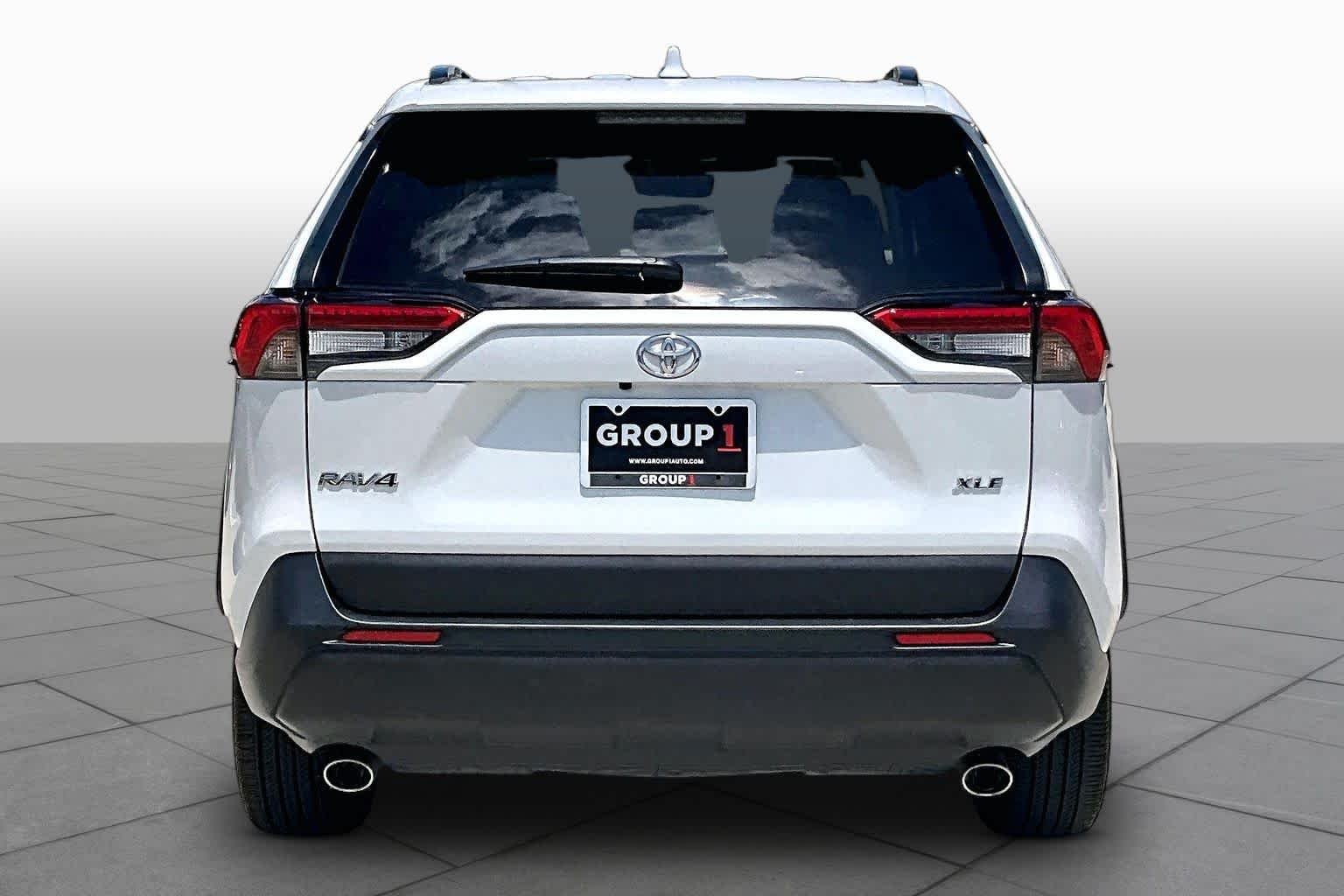 Used 2025 Wind Chill Pearl Toyota XLE Premium image 5