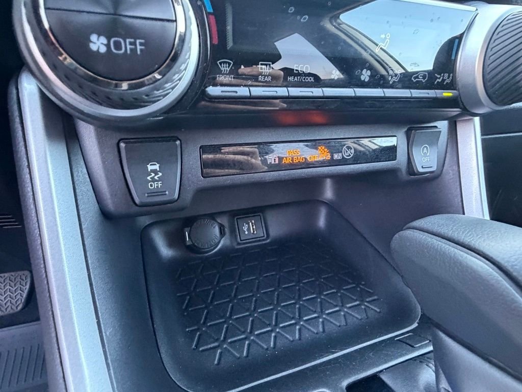 Used 2025 Ice Toyota XLE image 28