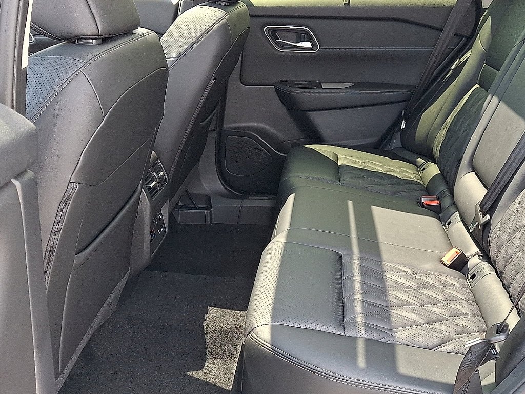New 2026 Boulder Gray Pearl / Super Black Two-tone Nissan Platinum image 7