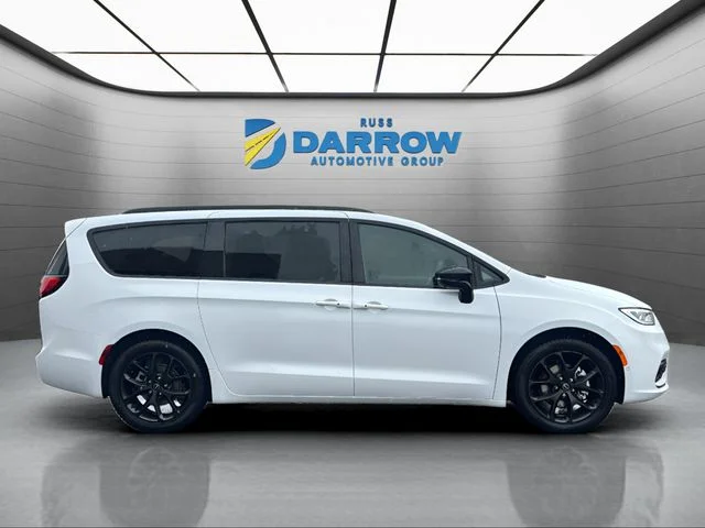 New 2026 Bright White Clear-Coat Exterior Paint Chrysler Select image 6