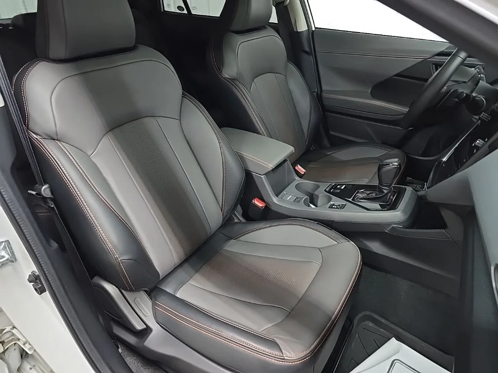 Used 2025 Crystal White Pearl Subaru Limited image 15