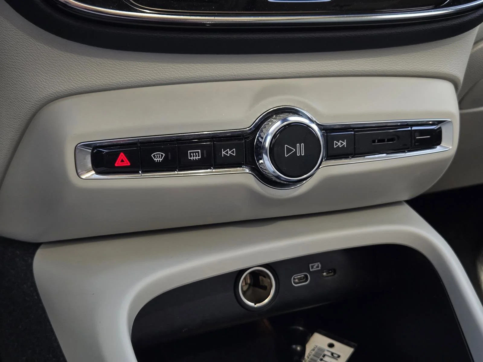 Used 2023 Crystal White Volvo Ultimate Bright Theme image 21