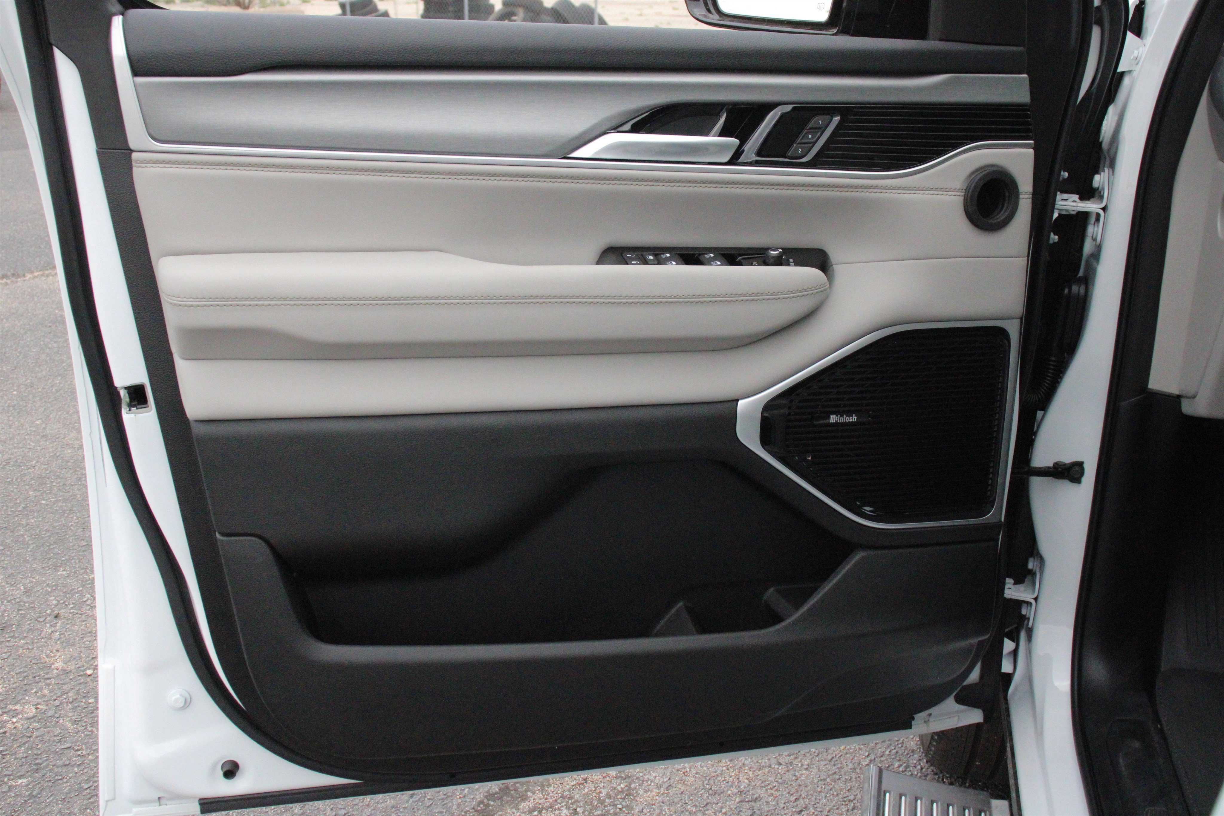 New 2026 Bright White Clear-Coat Exterior Paint Jeep Limited Reserve image 6
