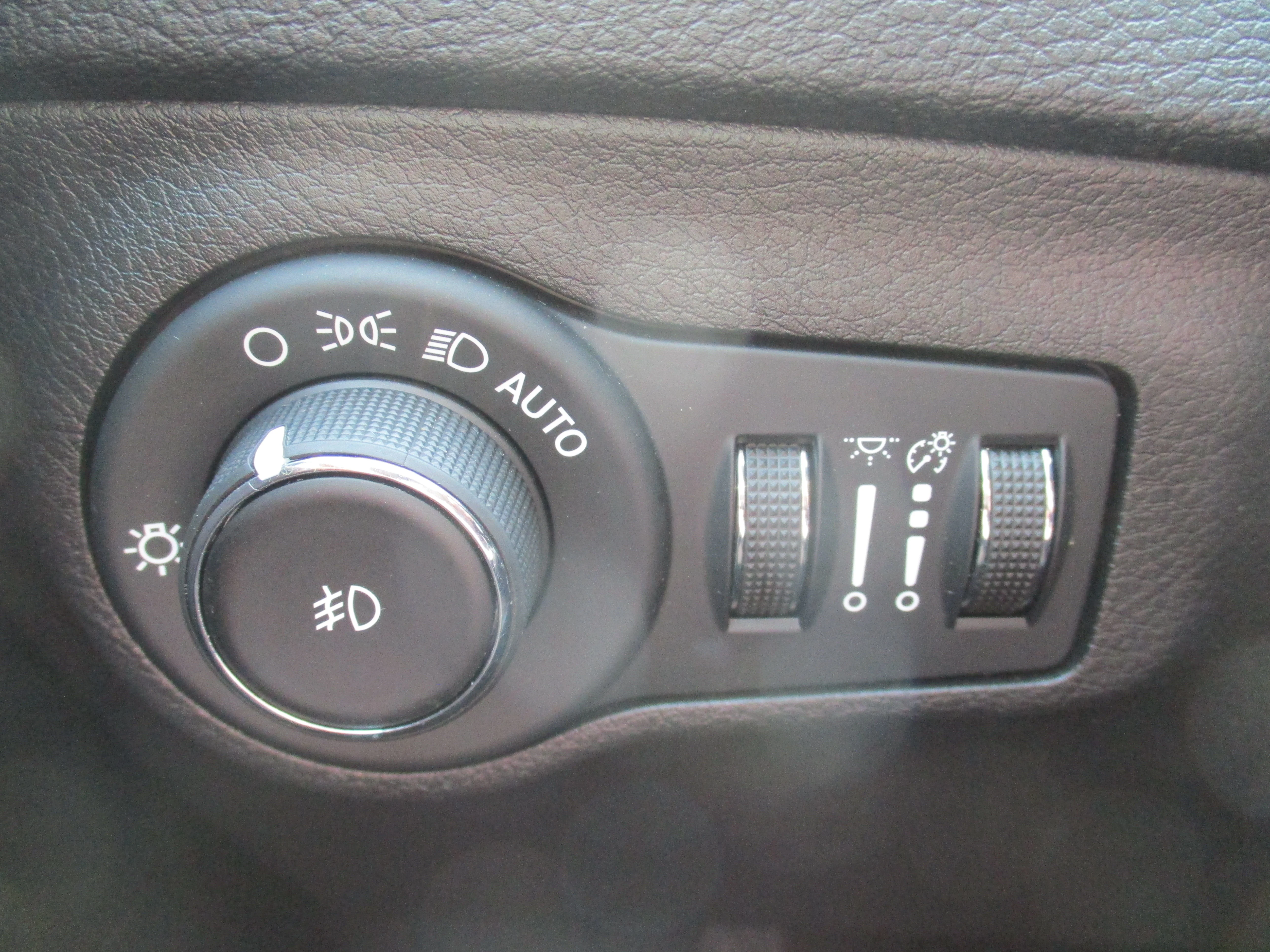 Used 2020 White Clearcoat Jeep Latitude image 24