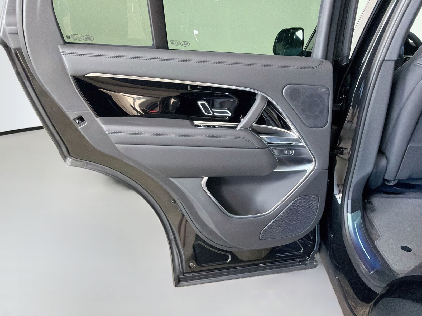 New 2026 Santorini Black Land Rover SE image 26