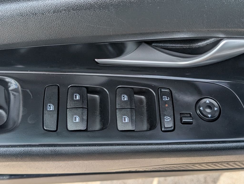 Used 2025 Silver Hyundai SEL Convenience image 16