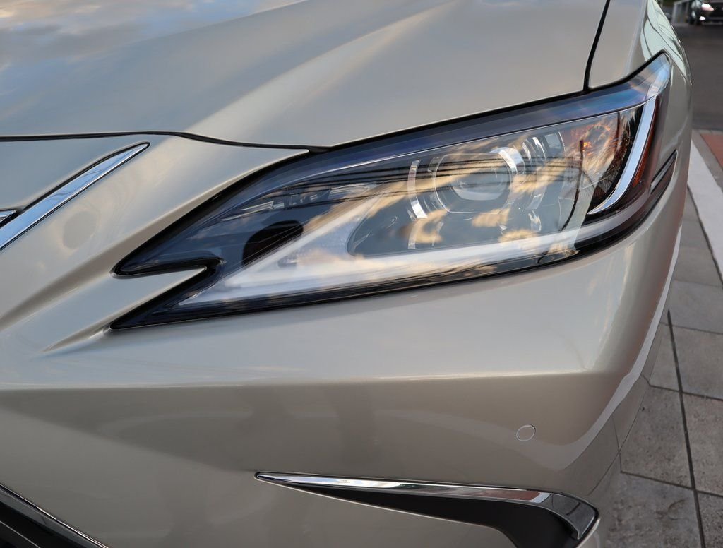 2025 Lexus ES Hybrid 300h - Photo 11
