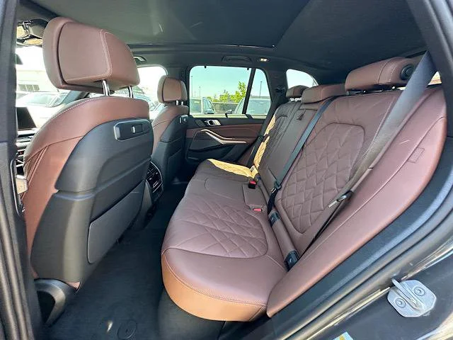 New 2026 Dravit Grey Metallic BMW xDrive50e image 5