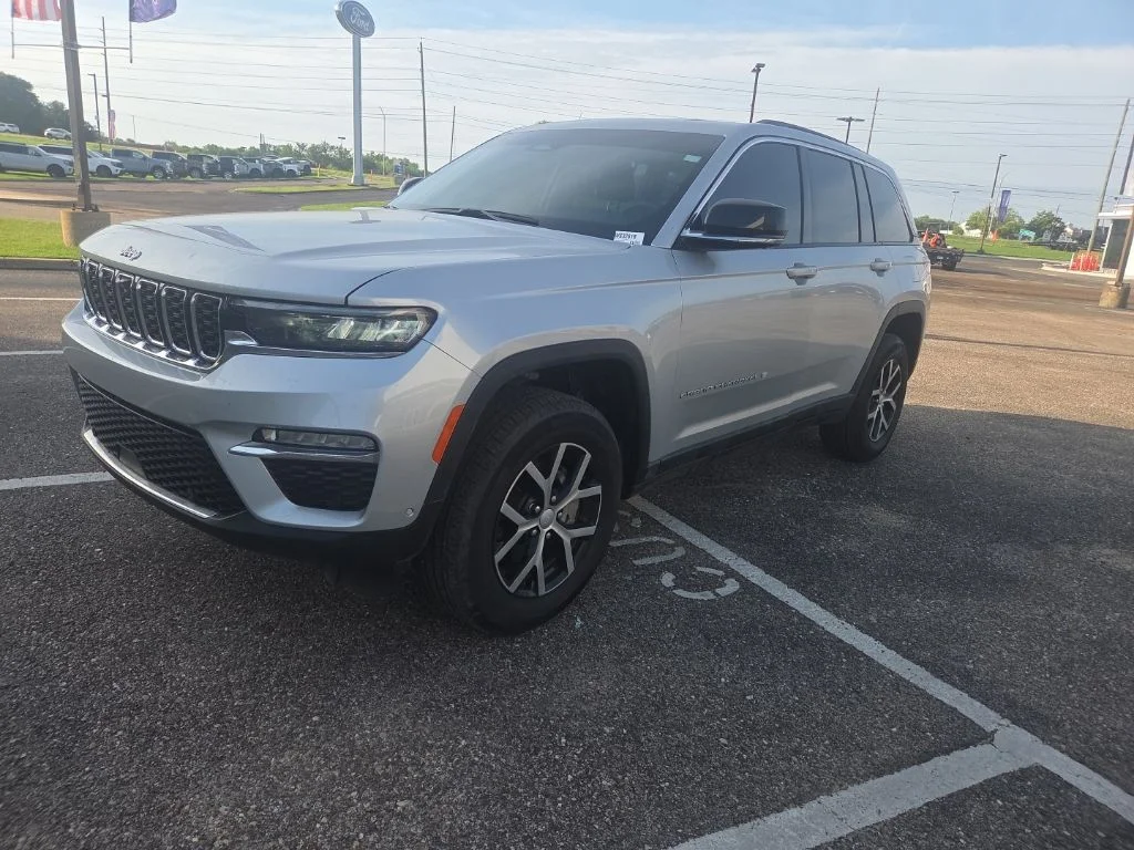 Used 2025 Silver Zynith Jeep Limited image 3