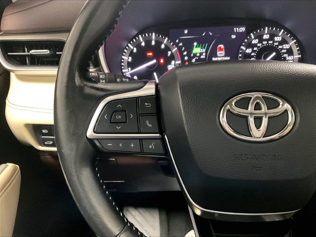 Used 2021 Pearl Toyota XLE image 23