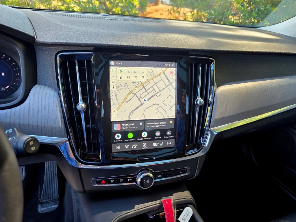 Used 2025 Gray Volvo Plus, B6 AWD Gas (mild hybrid) image 18