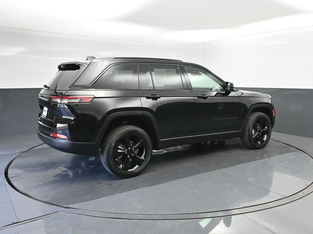 New 2025 Diamond Black Crystal Pearl-Coat Exterior Paint Jeep Altitude X image 15