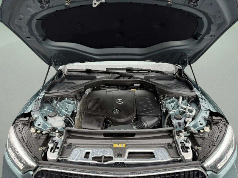 Used 2025 Verde Silver Metallic Mercedes-Benz GLC 300 image 31