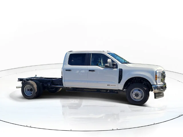 New 2027 Oxford White Ford XL 4WD CREW CAB image 4