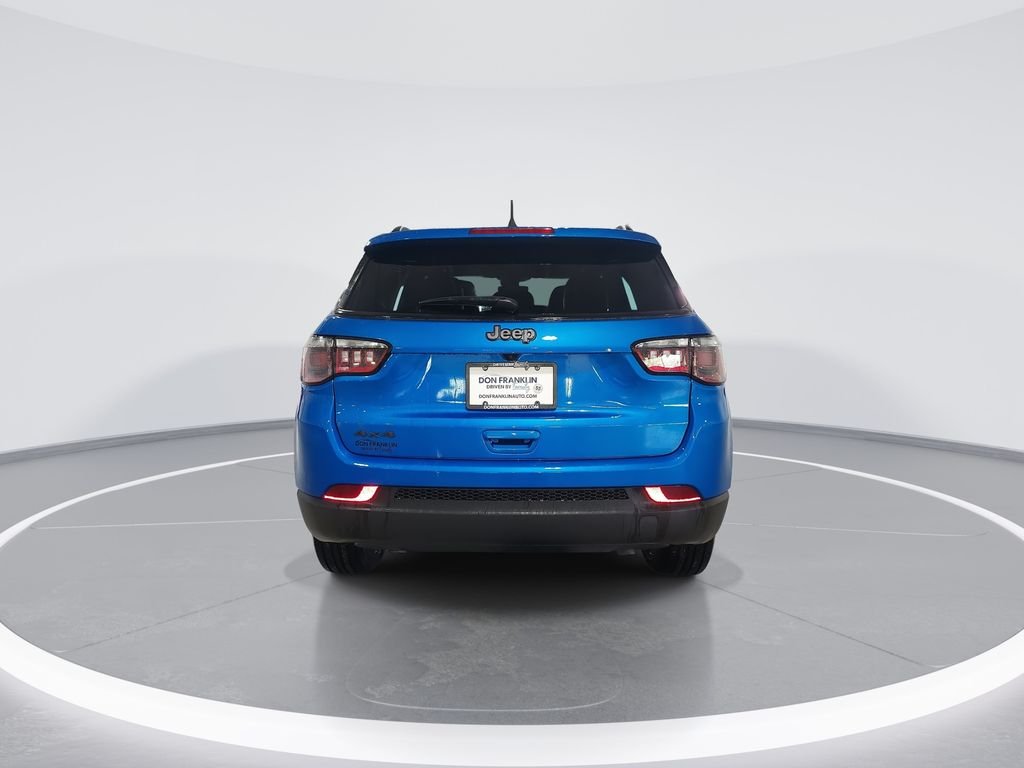 New 2026 Hydro Blue Pearl-Coat Exterior Paint Jeep Latitude image 7