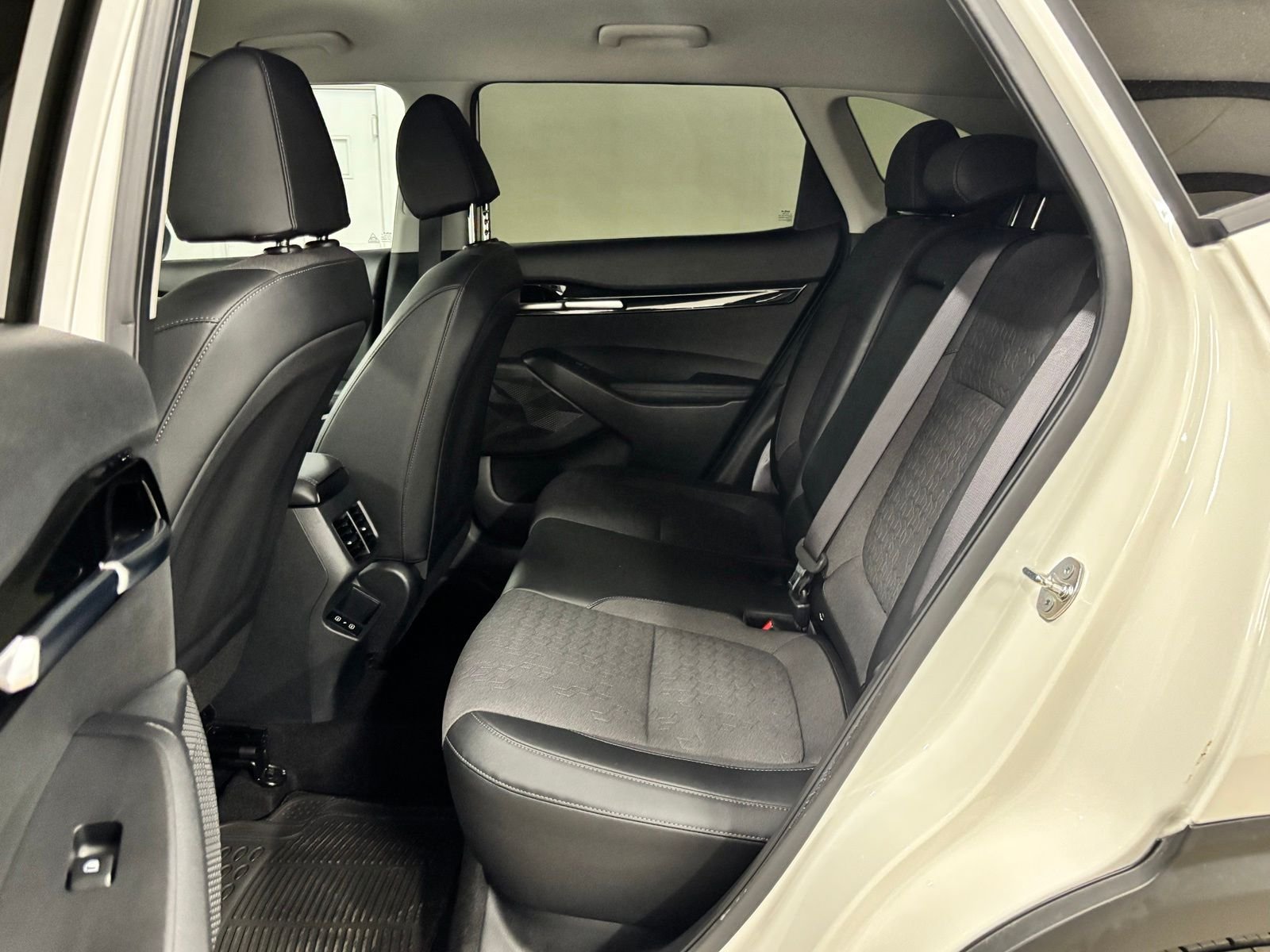 Used 2025 White Kia S image 19