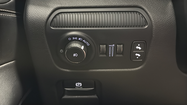 Used 2023 Diamond Black Crystal Pearlcoat Jeep Series III image 32