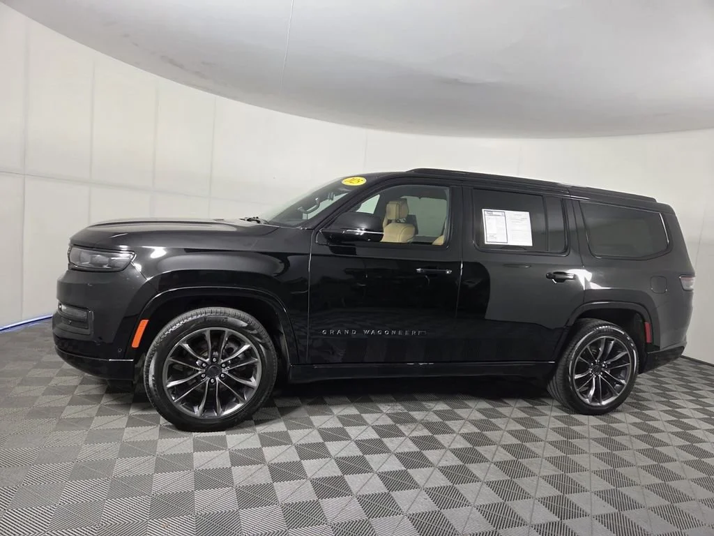 Used 2025 Diamond Black Crystal Pearlcoat Jeep Series III Obsidian image 8