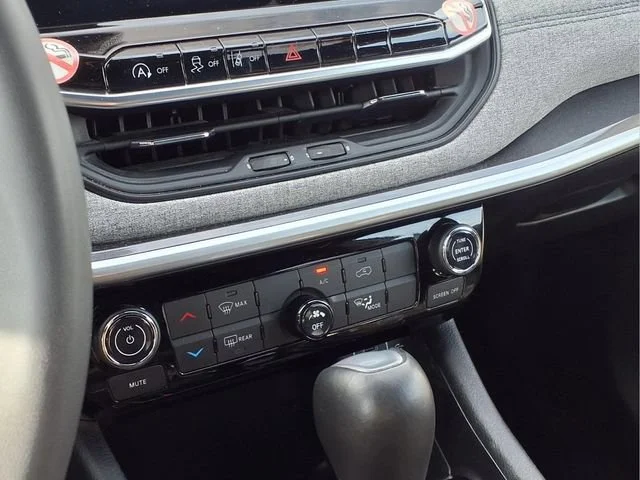 Used 2024  Jeep Latitude image 6