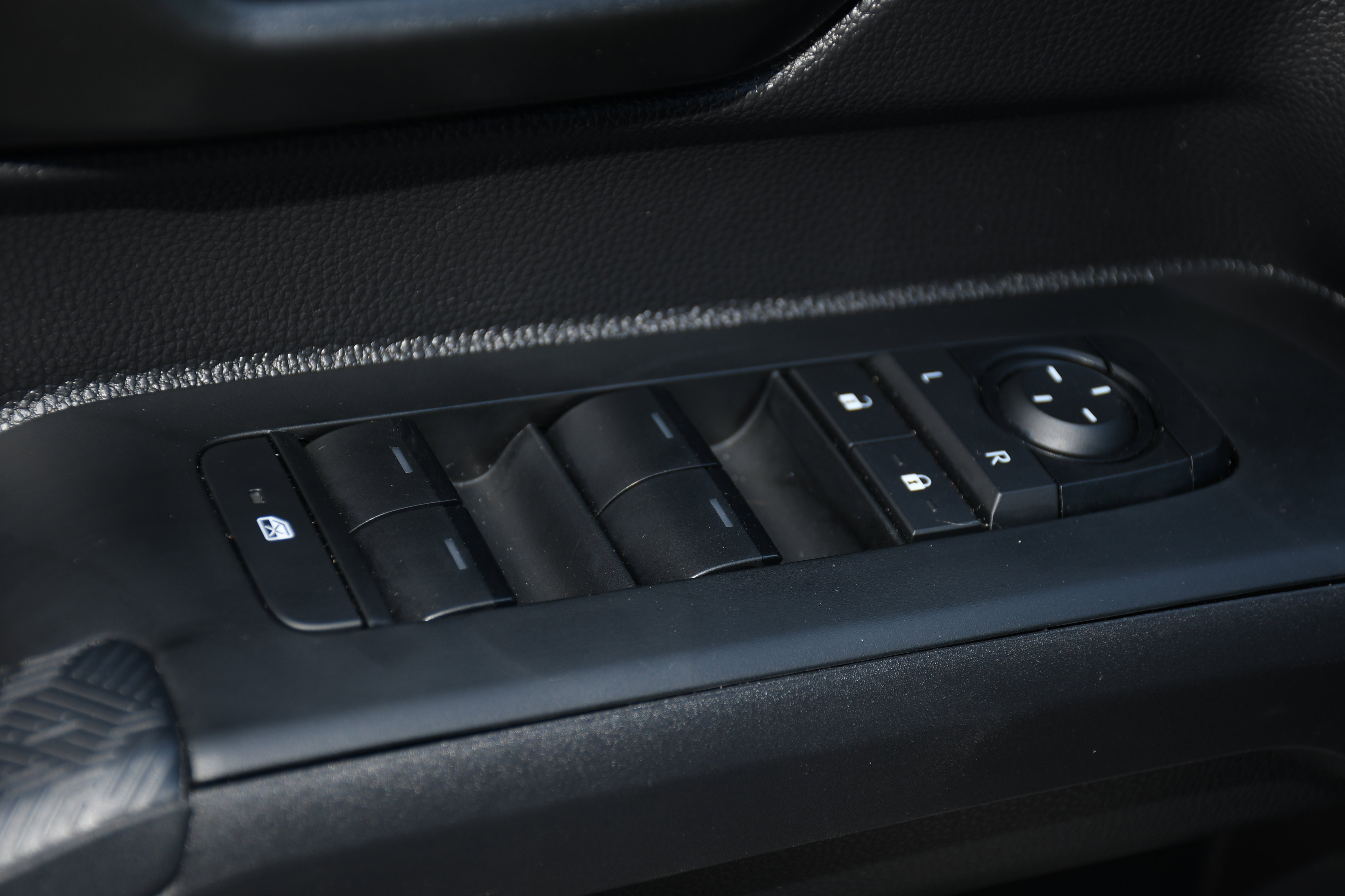 2025 Toyota Tacoma SR - Photo 10