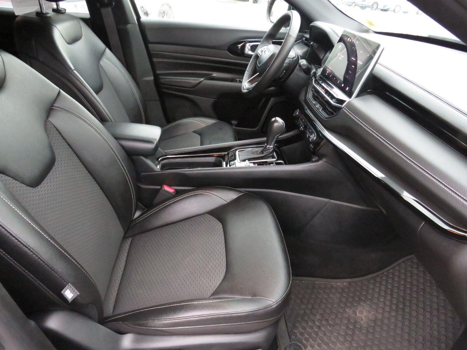 Used 2024 Diamond Black Crystal Pearlcoat Jeep Latitude image 17