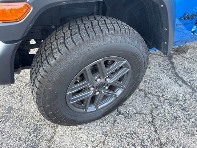 Used 2024  Jeep Sport S image 22