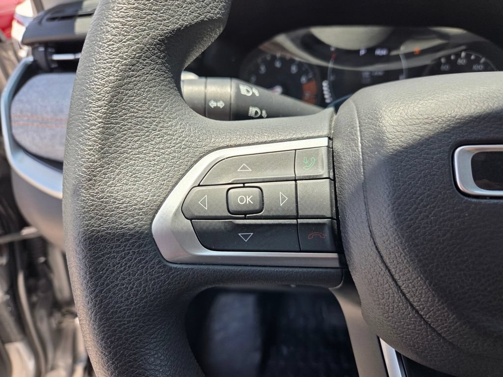 Used 2022  Jeep  image 32