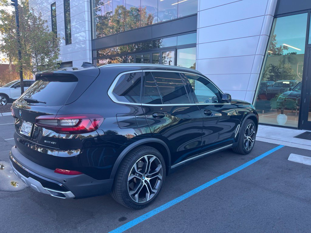 Used 2022 Black Sapphire Metallic BMW sDrive40i image 5