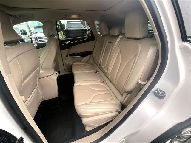 Used 2019 White Lincoln Reserve image 22