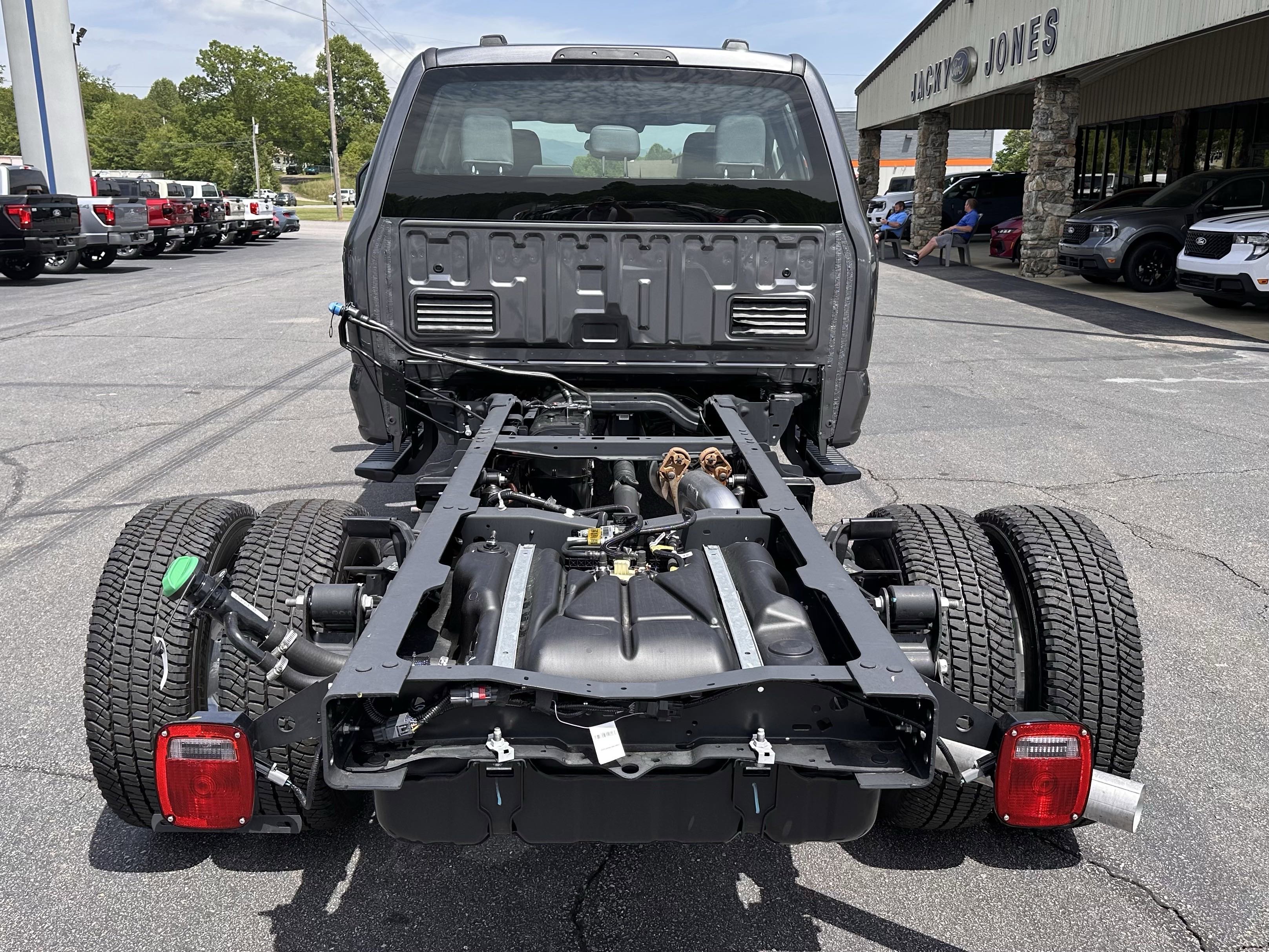 2025 Ford F-350 Super Duty Chassis Cab XL - Photo 6