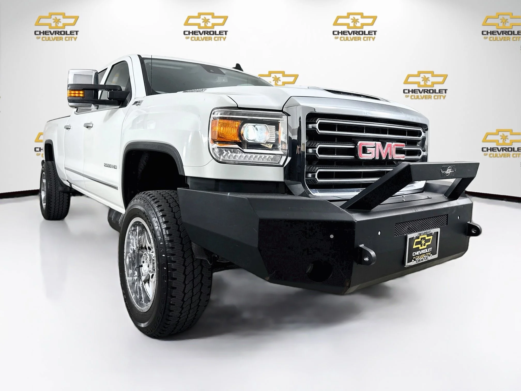 Used 2019 SUMMIT WHITE GMC SLT image 1