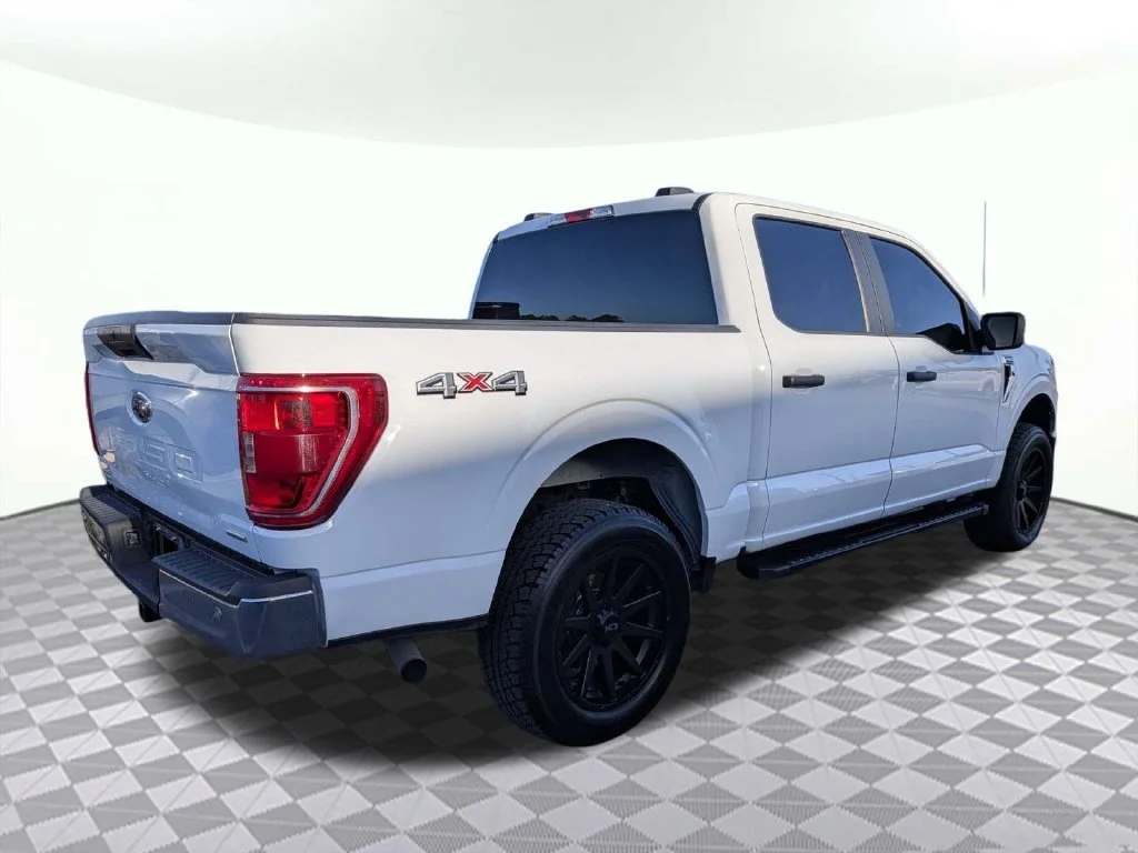 Certified Used 2023 Oxford White Ford XLT image 3