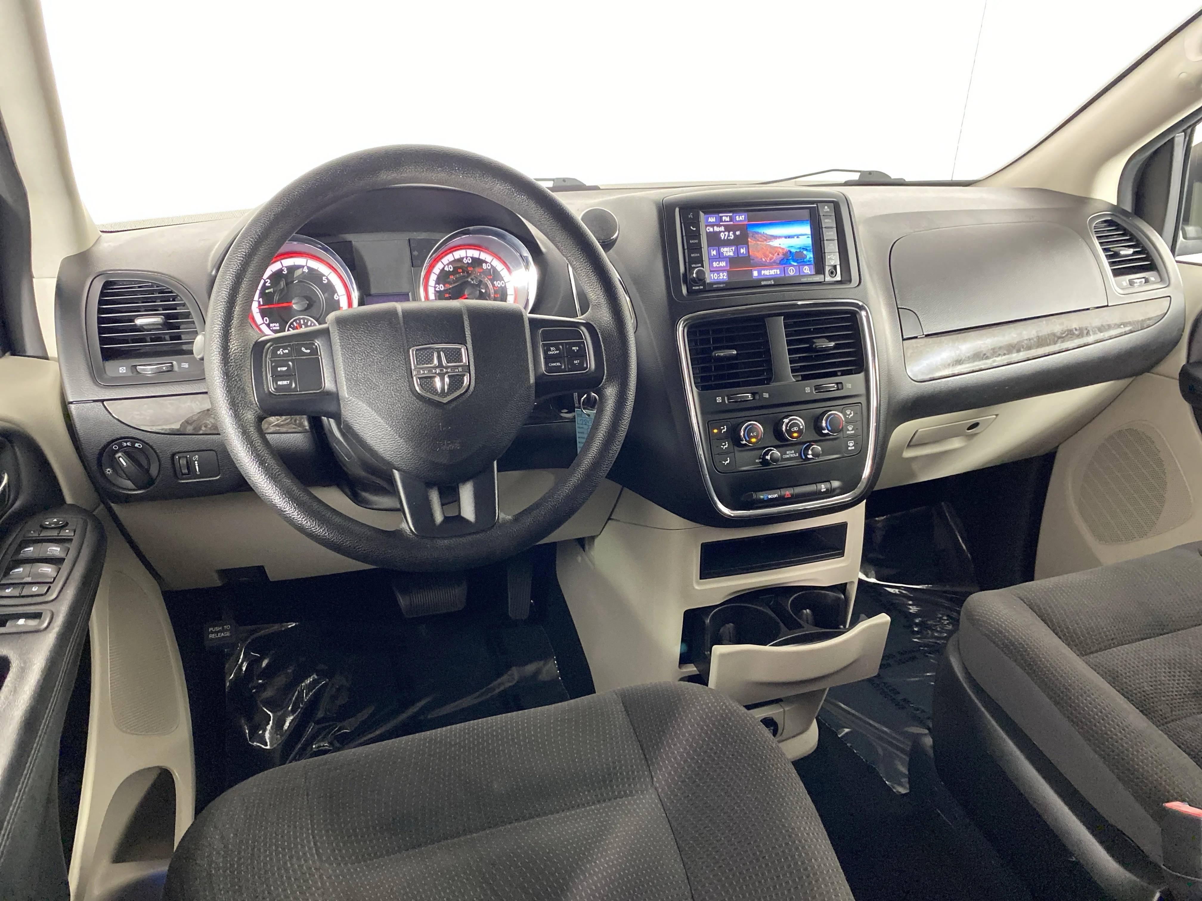 Used 2019 Black Onyx Crystal Pearlcoat Dodge SE image 17