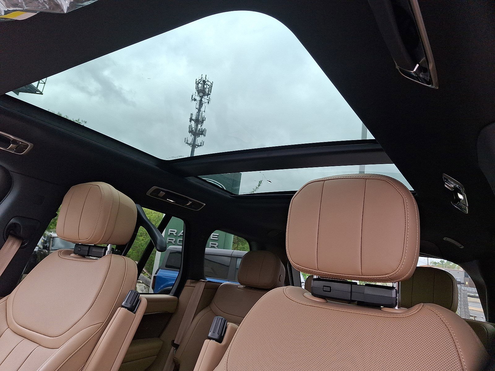 New 2026 Santorini Black LAND ROVER SE image 4