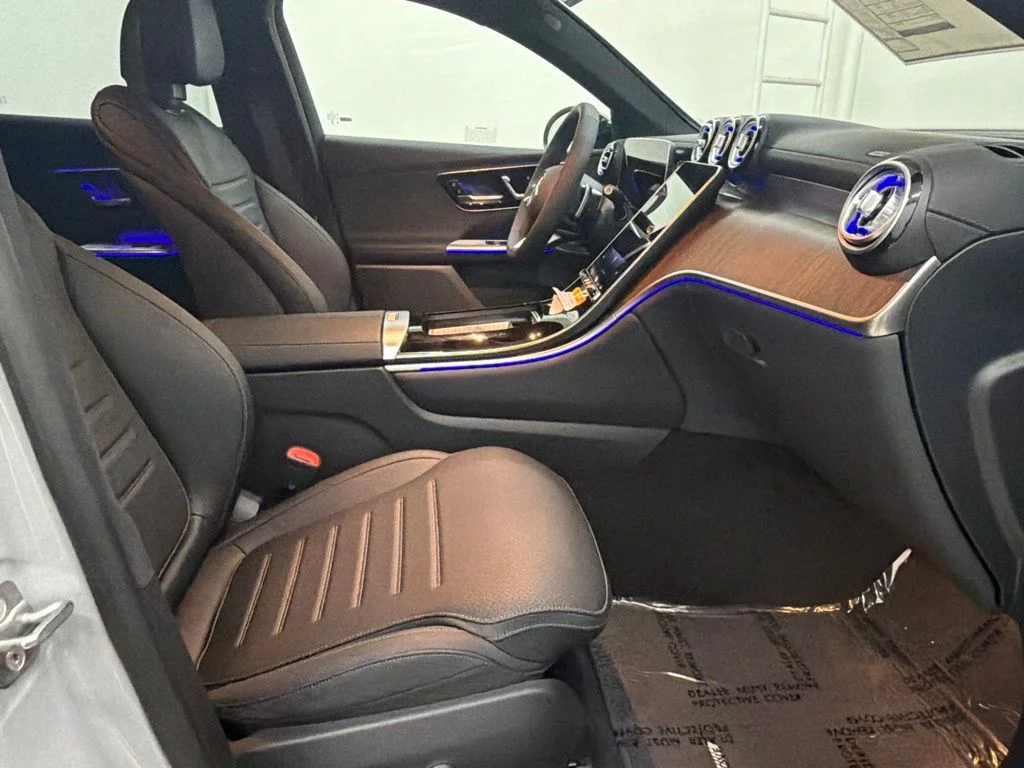 New 2027 White Mercedes-Benz GLC 300 image 28