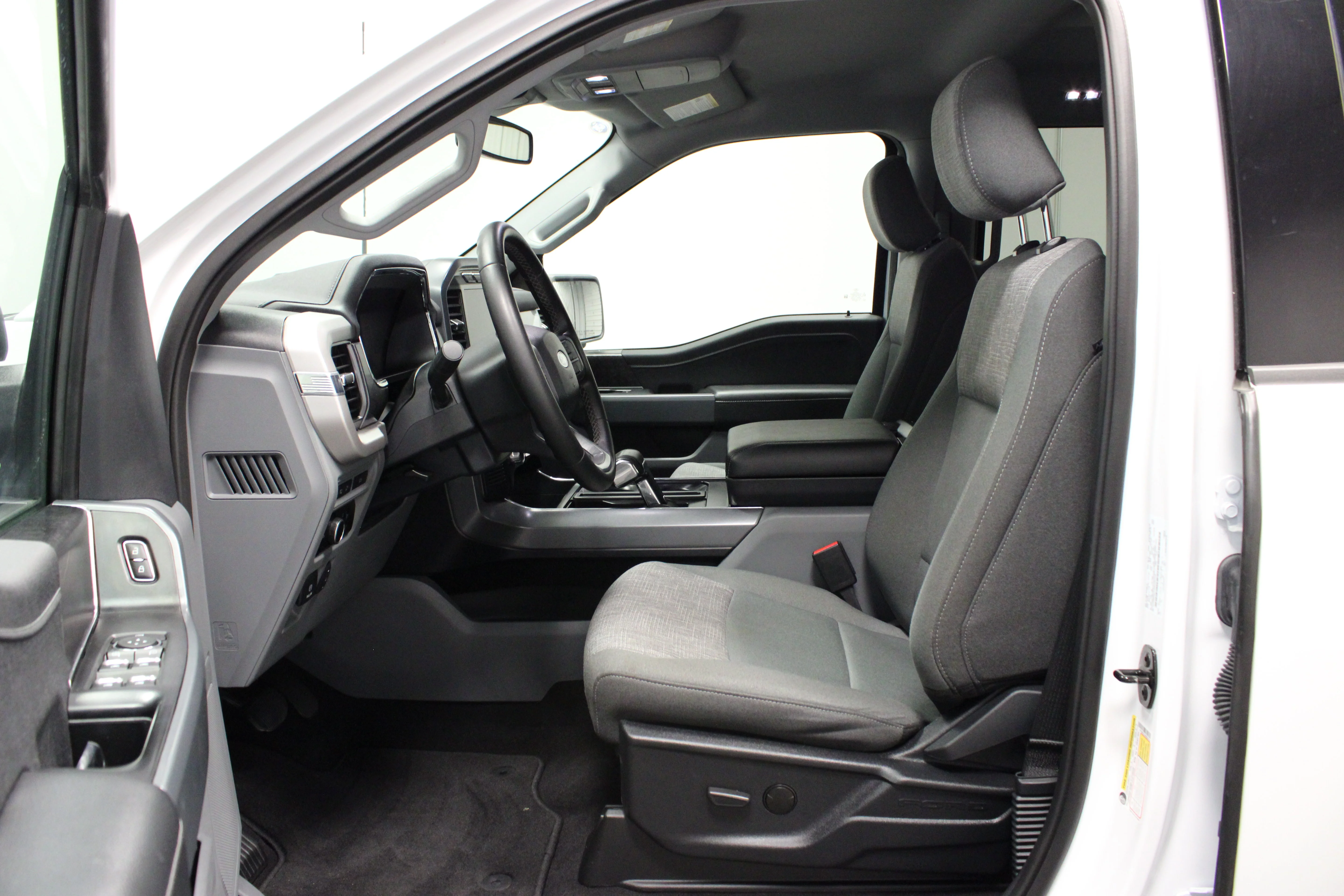 Used 2023 Oxford White Ford XLT image 19