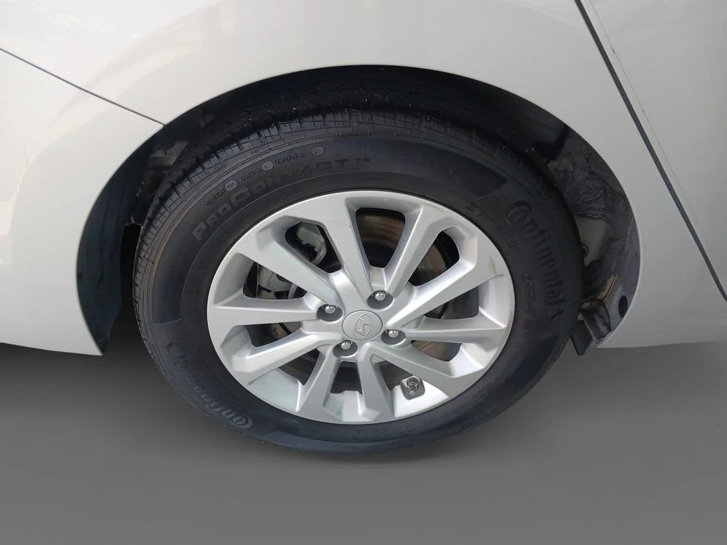 Used 2022 Silver Hyundai SEL image 10