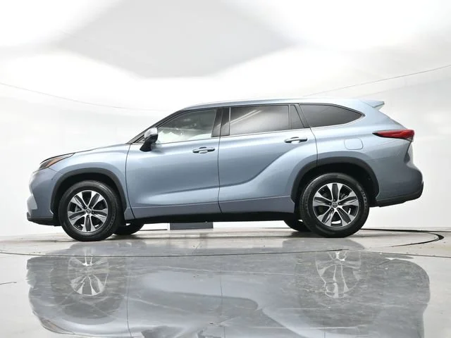 Used 2022 Moon Dust Toyota XLE image 29
