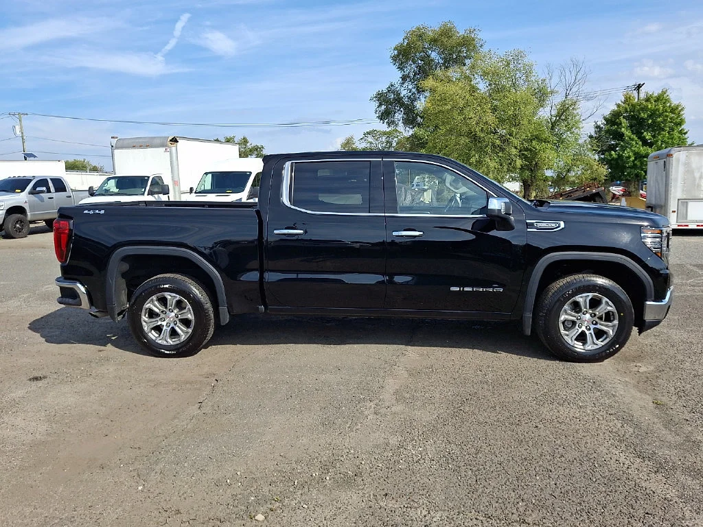 Used 2025 Onyx Black GMC SLT image 13
