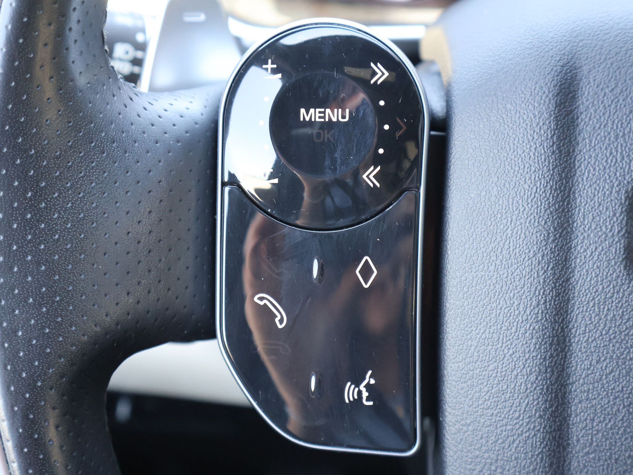 Used 2020 White Land Rover HSE Dynamic image 13