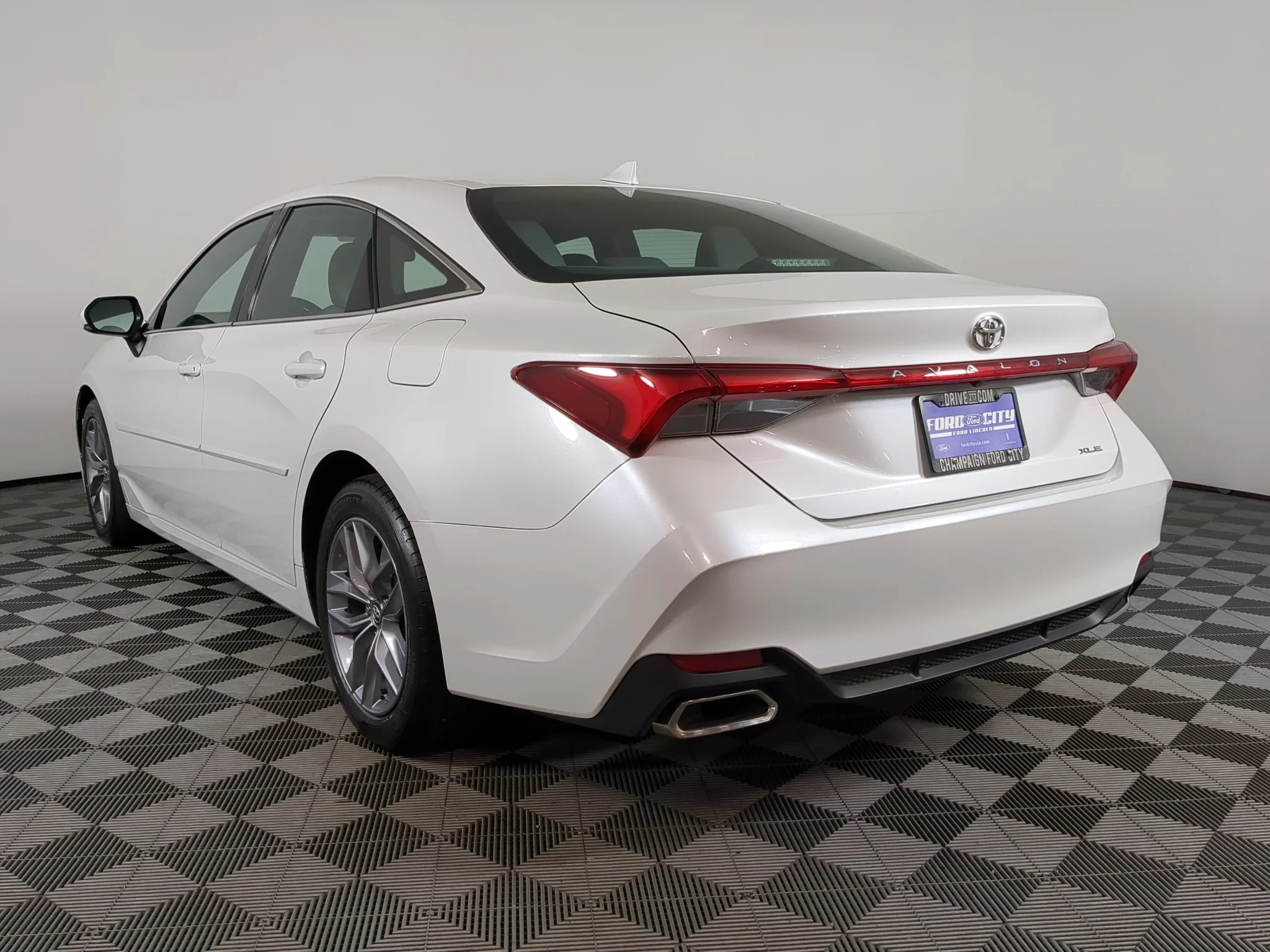 Used 2019 Wind Chill Pearl Toyota XLE image 7