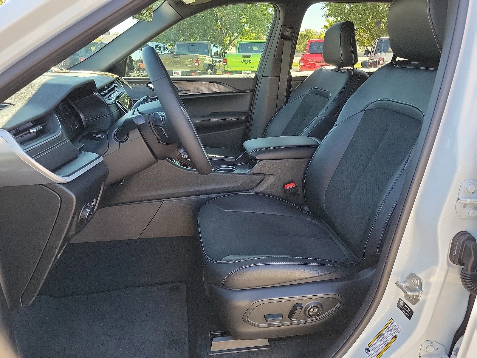 New 2025 PW7 Bright Whit Jeep L ALTITUDE 4X4 image 12