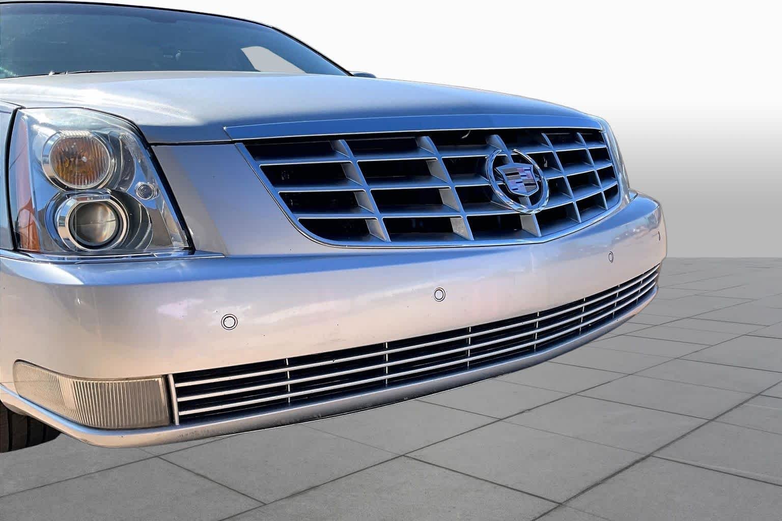 Used 2011 Radiant Silver Metallic Cadillac Luxury Collection image 27
