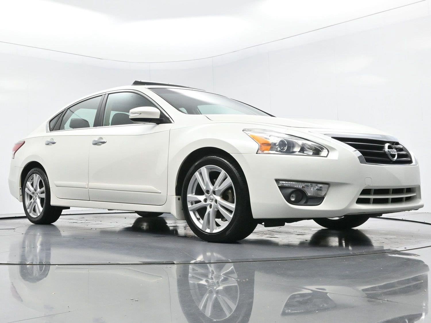 Used 2013 Pearl White Nissan 3.5 SL image 41