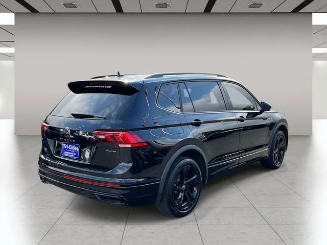 Used 2024  Volkswagen 2.0T SE R-Line Black image 3