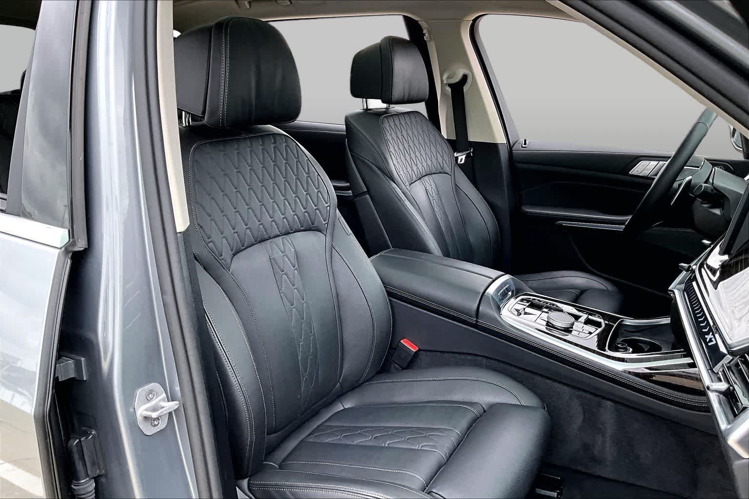 Used 2026 Skyscraper Grey Metallic BMW xDrive40i image 8